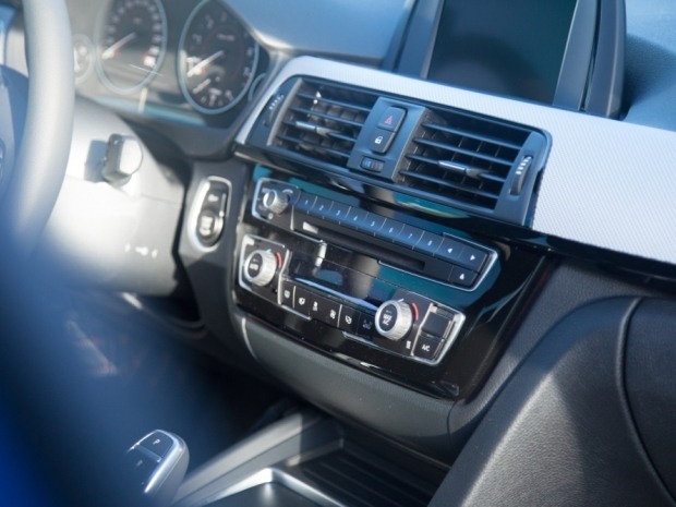 女子用物品占公共车位被挪后不满,公共安全教育应如何普及?(图1)