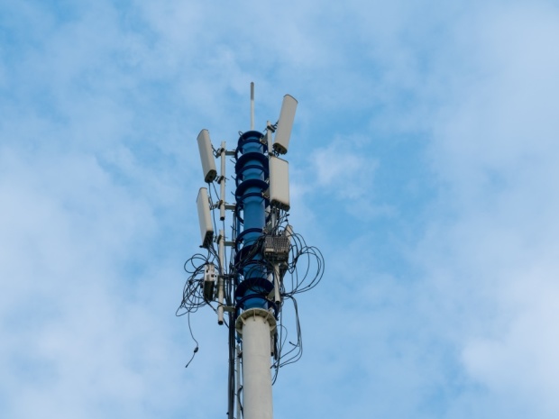 郑州一小区消防门倒塌男子被砸身亡,房地产商的安全责任在哪?(图1)