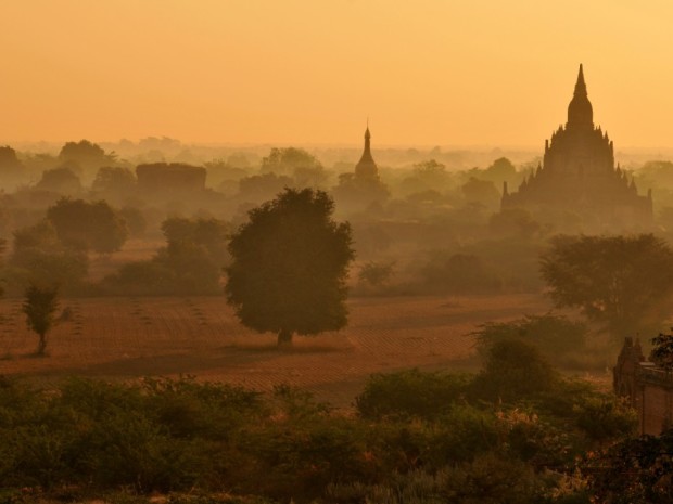 公租房小区停满豪车？真相曝光，背后竟有惊人内幕(图1)